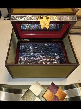 Korean Handmade Mother of Pearl Jewelry Box with Glass Lid & Gift Box